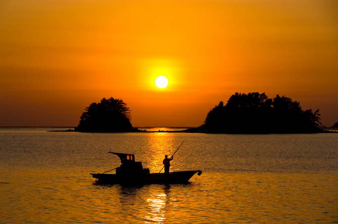 해돋이장소-해남땅끝마을일출과일몰-작은배를끌고가는어부
