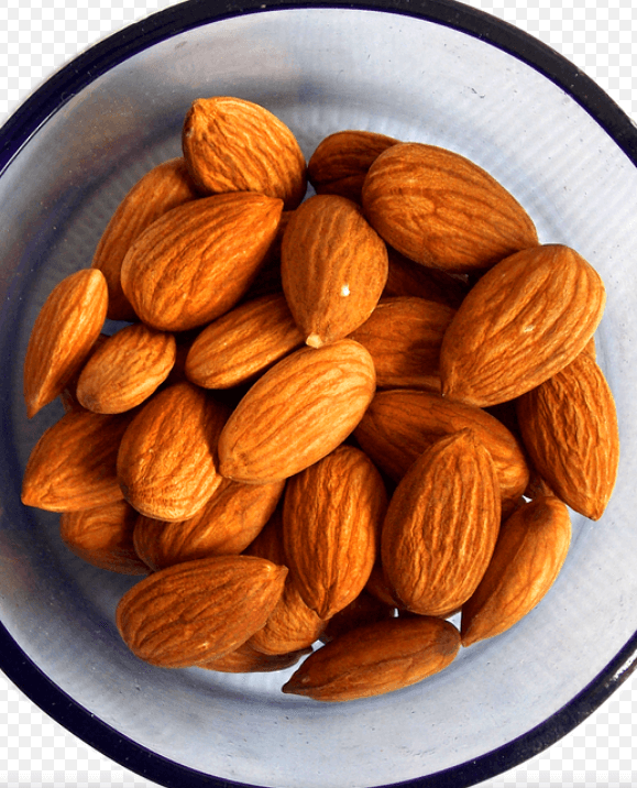 노화 방지에 좋은 음식 아몬드가 접시에 담겨 있다