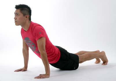 허리와 어깨 목을 풀어주는 스트레칭 동작1