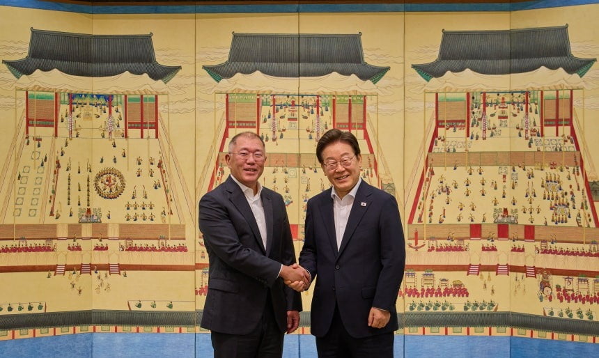 이재명 대통령이 7월 14일 서울 한남동 관저에서 정의선 현대차그룹 회장과 만찬 간담회에서 악수를 하고 있다.