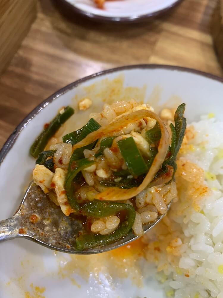 밥에 빨간 순두부 찌개 국물을 섞은 모습