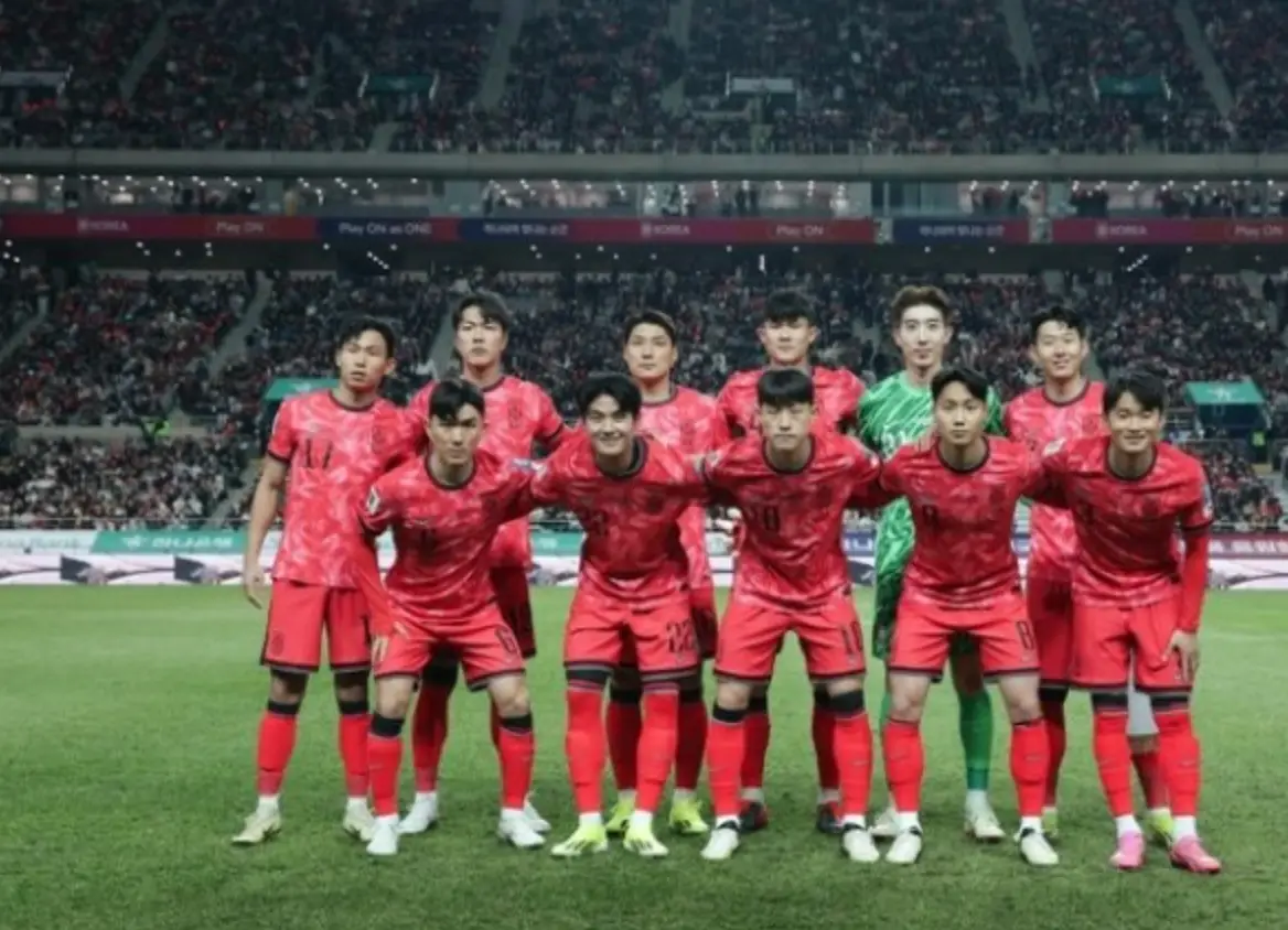 태국전-
축구장 붉은유니폼을 입은 대한민국 대표선수들이 포즈를 취하며 서있는 모습