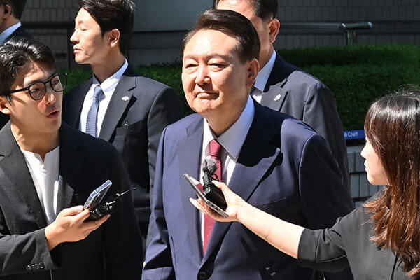 “윤석열, 수의 안 입고 바닥에 누워 완강히 특검의 체포 저항"