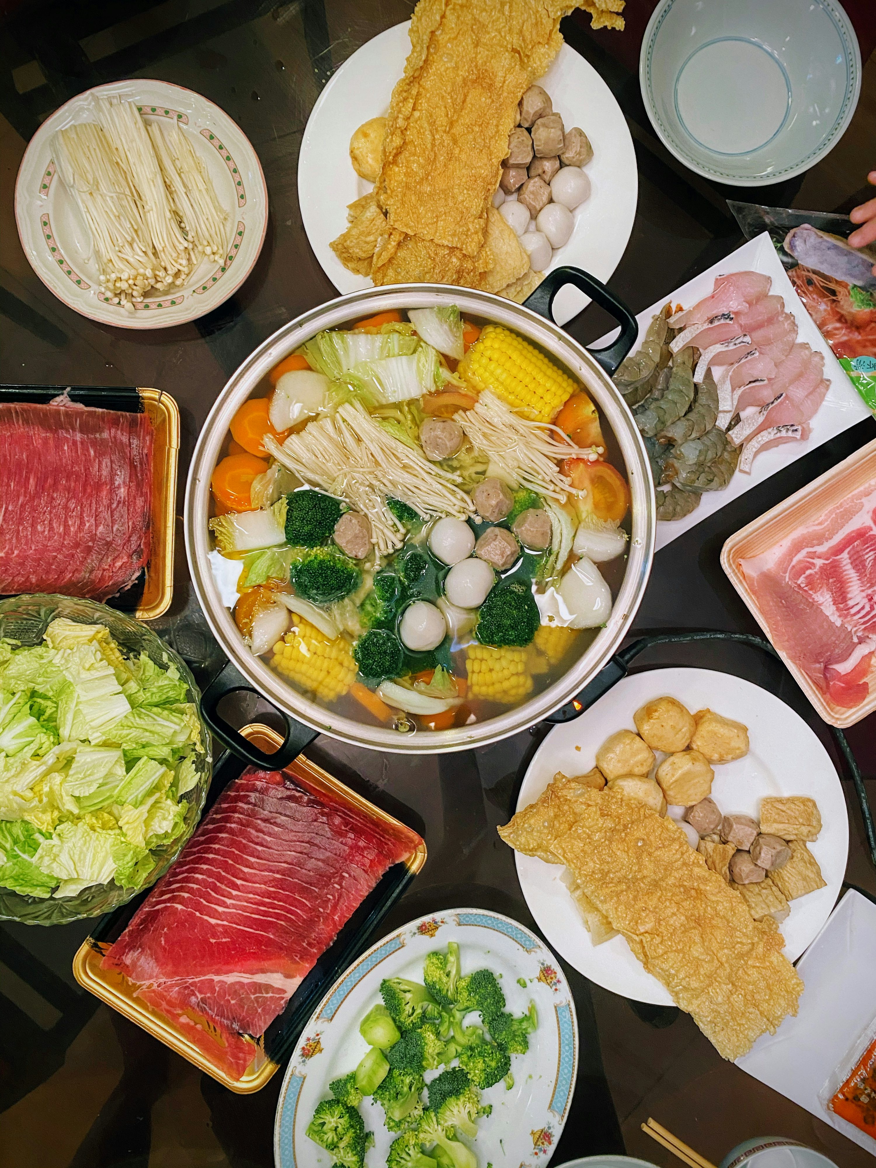 맑은 육수에 담갔다 빼서, 소스에 찍어 먹는 샤브샤브