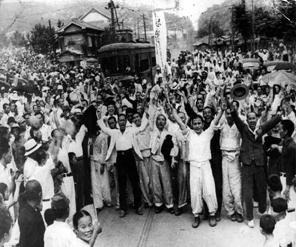 1945년 해방소식을 접하고 기뻐하는 시민들 모습