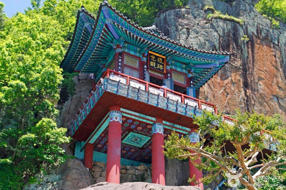 거대한 바위틈에 절이 있다