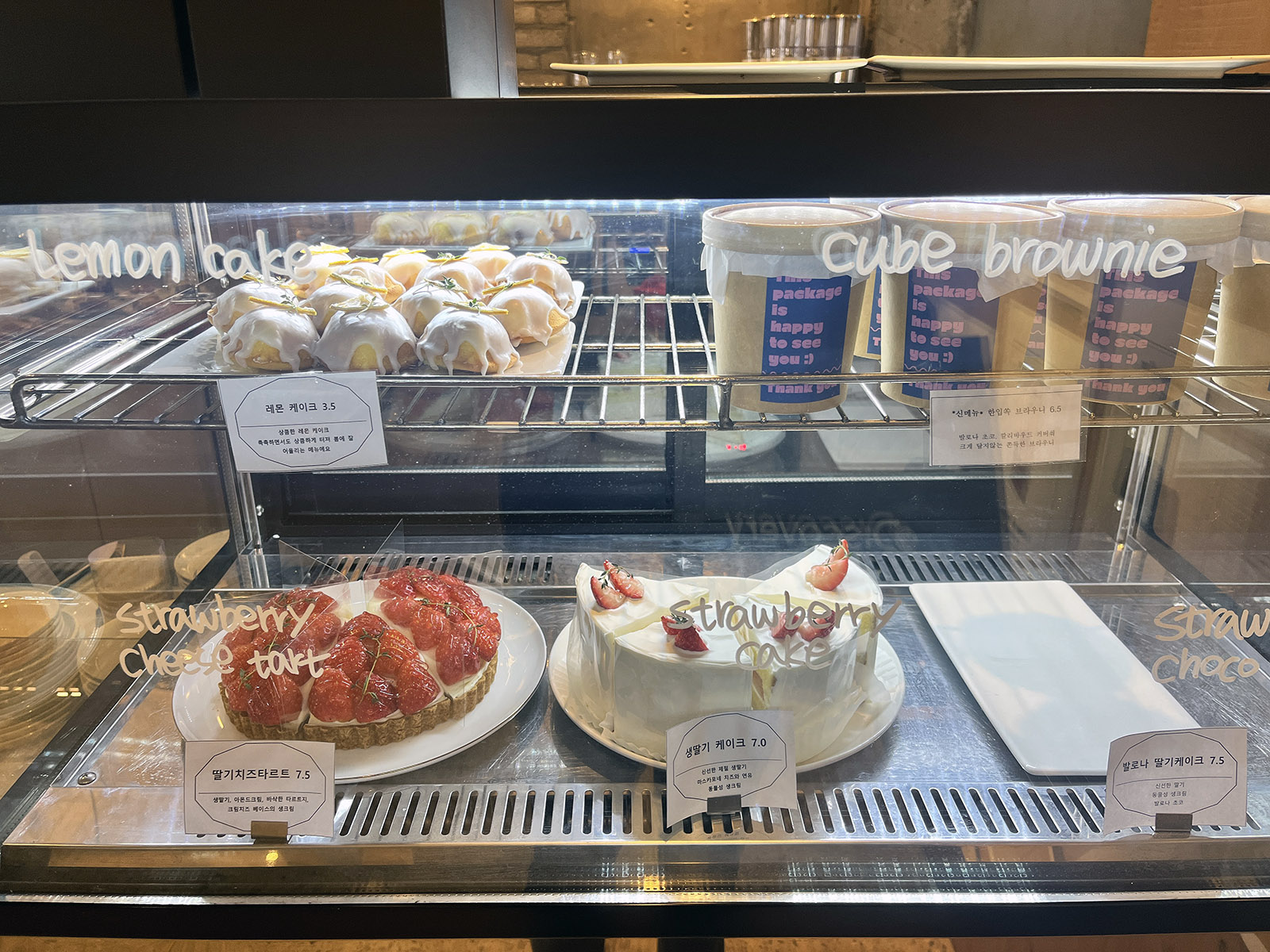 부산 남포동 카페 신창동커피 쇼케이스.