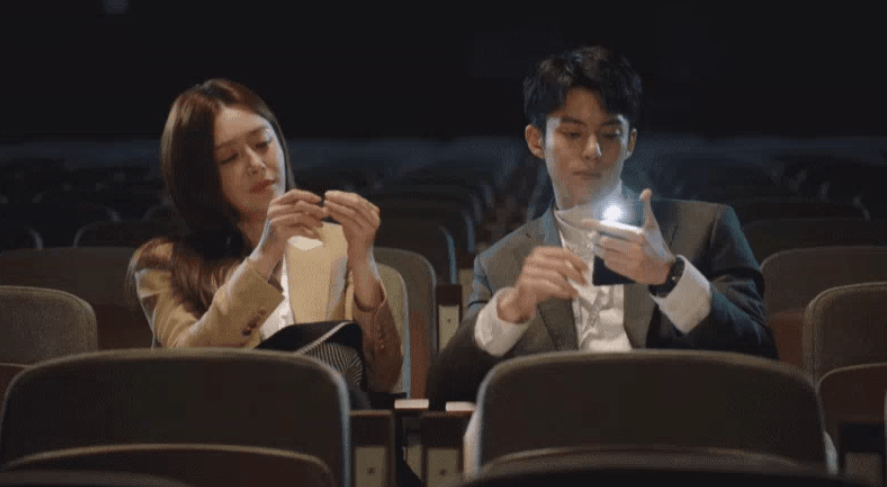 이지파 생활 중 함께 일하는 두 주인공의 모습