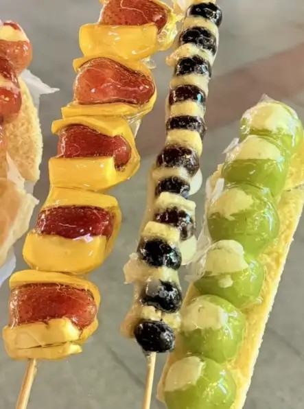 전국을 강타한 ‘우유피 탕후루(奶皮子糖葫芦)’ 열풍 — 달콤함 속에 숨은 인기 비결은?