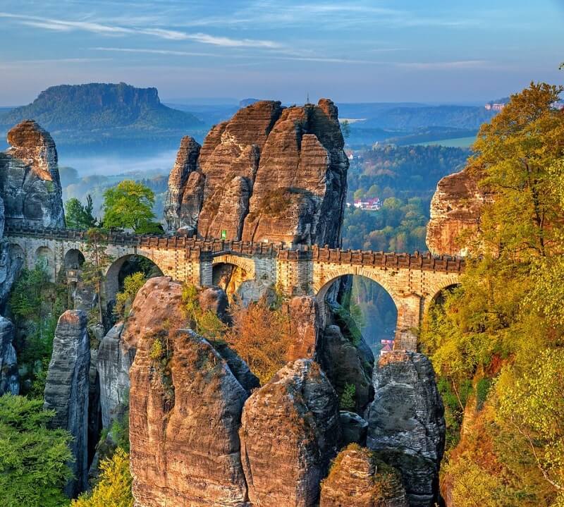 바위산에 다리가 있는 사진