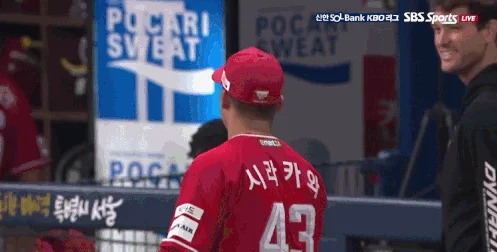 1군 엔트리 증원 규정에 따라 더 많은 선수가 대기하고 있는 KBO 리그 더그아웃 벤치 모습