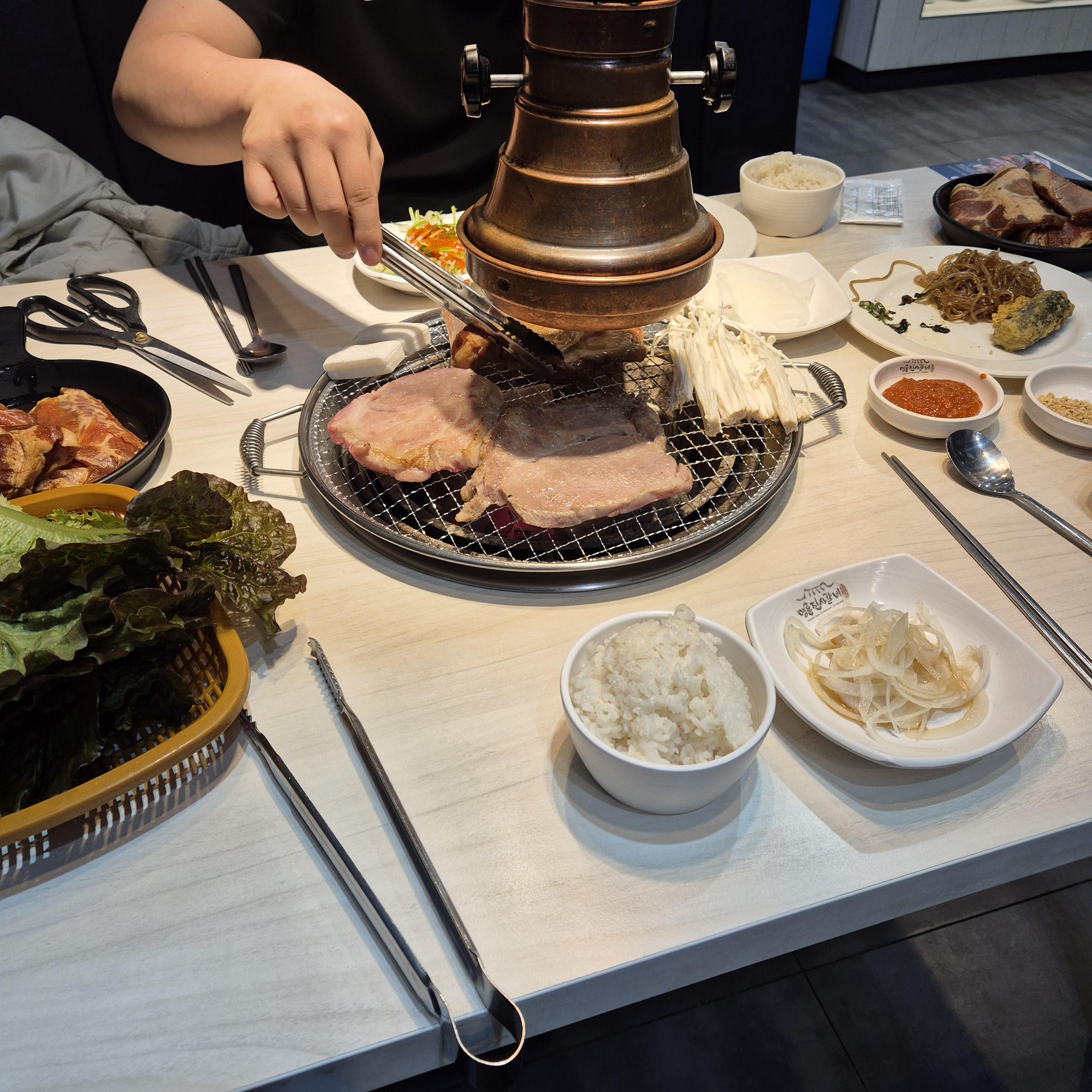 고기 굽는 장면