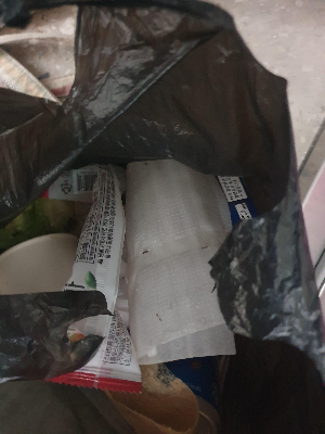 쓰레기 봉투 안에 있는 쓰레기들