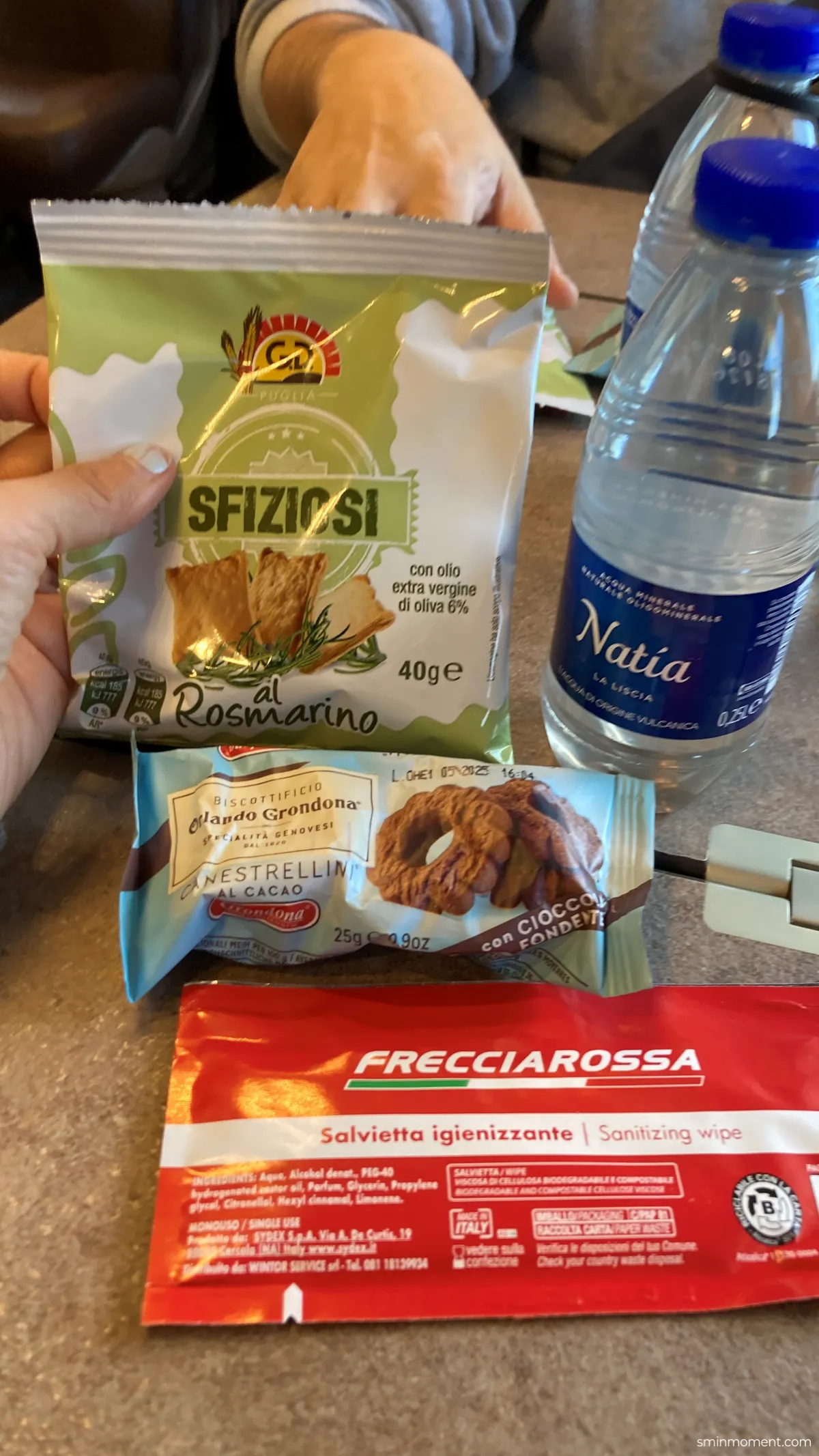 트랜이탈리아-프리미엄좌석-무료스낵종류-물티슈-물-과자