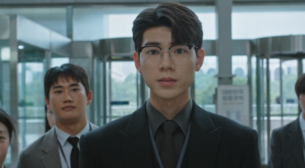 엘리트 신입판사 조필립은 황당한곳에서 황당한 임무를 하게된다. [출처: tVN "신사장 프로젝트"]