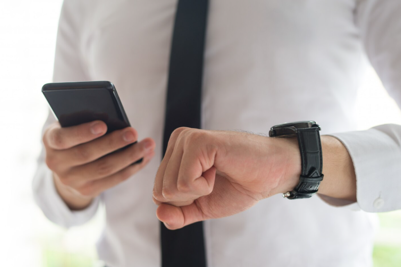 집중력 향상을 위해 스마트폰으로 시간을 확인하며 작업을 시작하는 모습