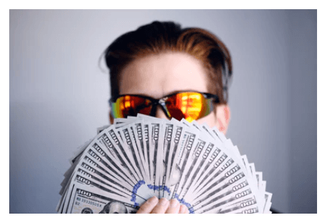 신용도 올라가서 기뻐하는 남성 이미지