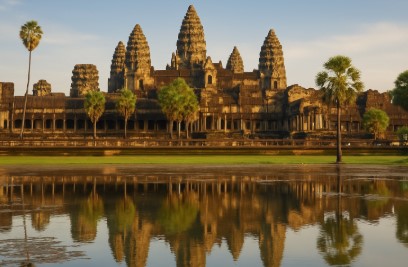 앙코르 와트 사원이 연못에 반사되어 대칭적으로 보이는 전경
