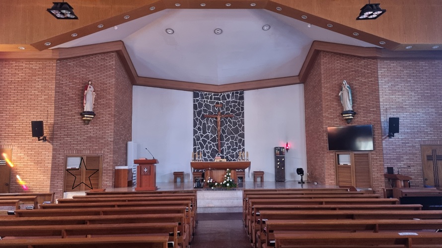 부산 거제동성당 성전 안 감실, 십자고상, 제대, 제단 사진