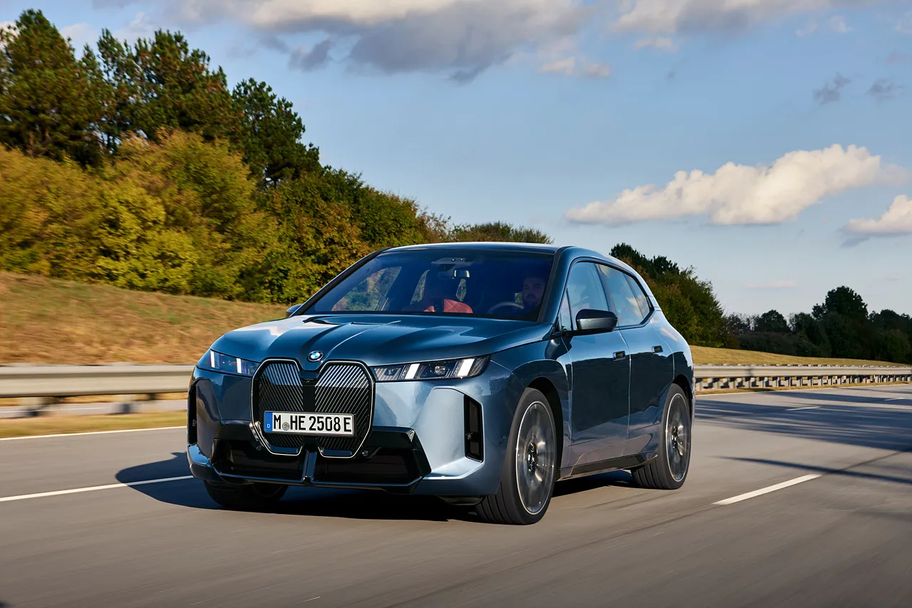 BMW iX 자동차 이미지