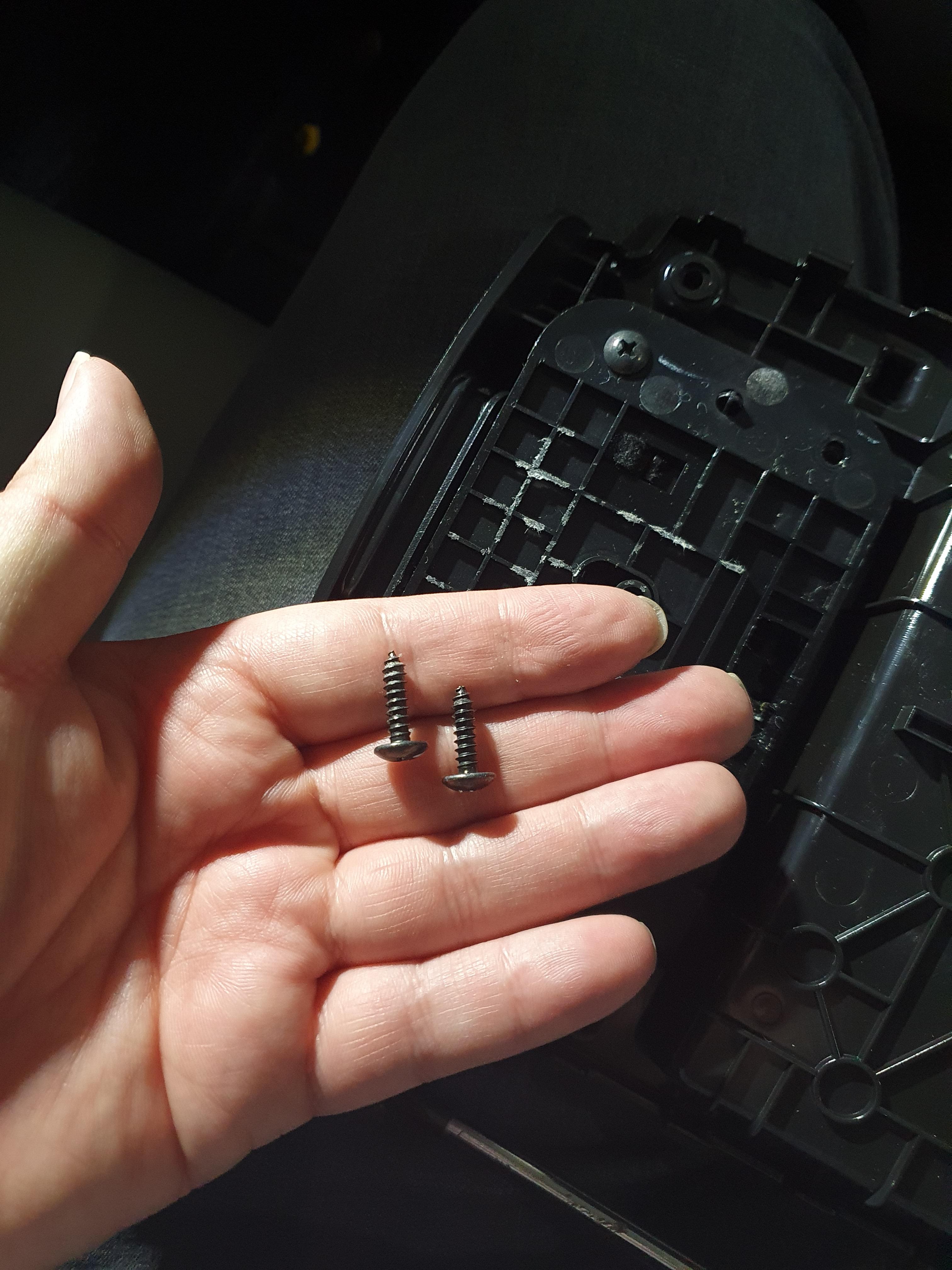 SM6 센터 콘솔 뚜껑에서 뺀 +자 볼트 2개