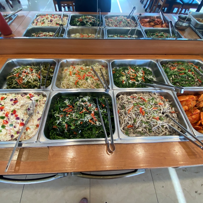 나물반찬 8개가 그릇에 담겨 있습니다.