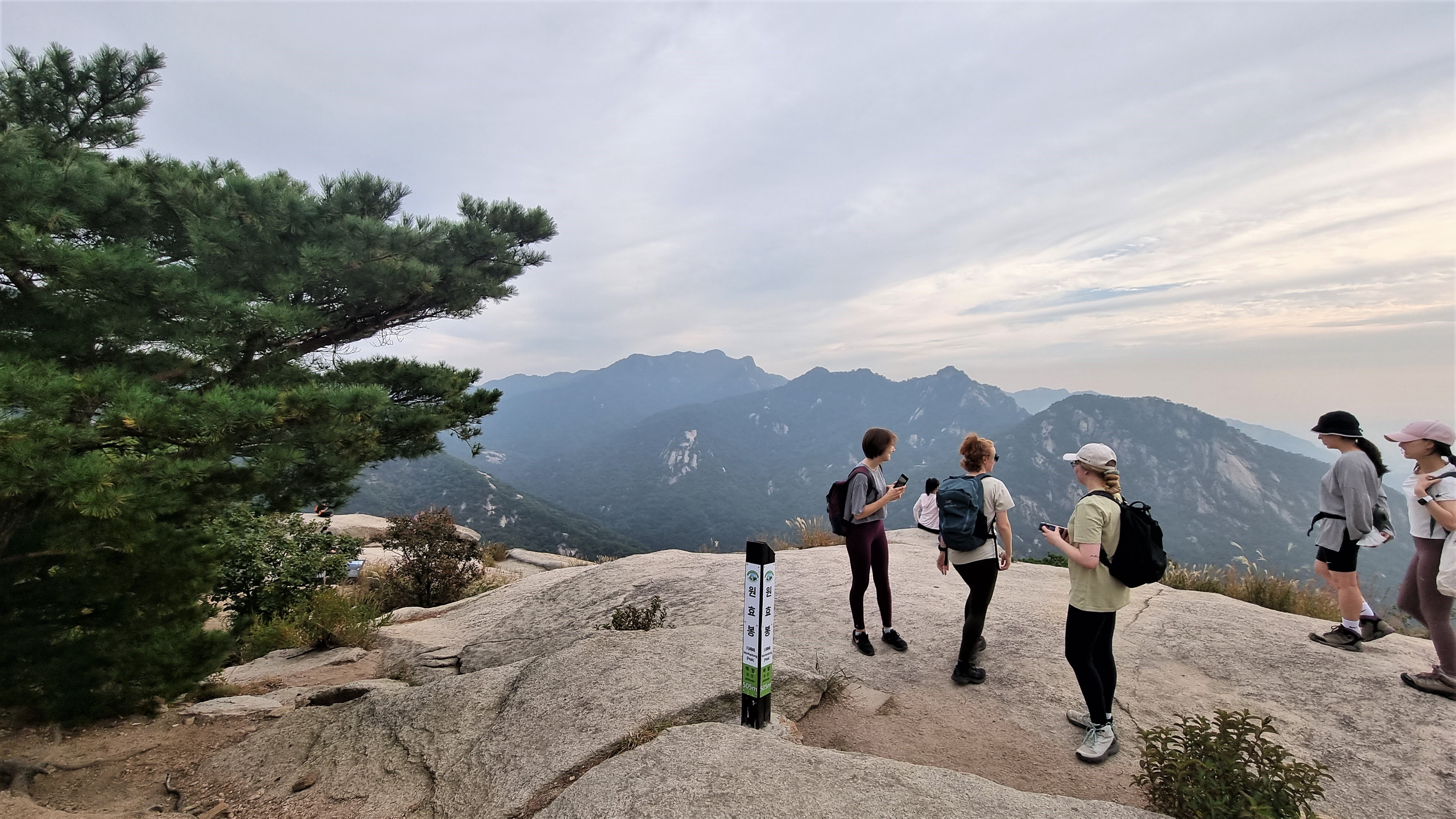 원효봉 정상 풍경, 구름낀 잿빛 하늘, 많은 사람들이 올라왔습니다.