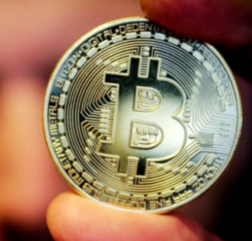 비트코인-동전-손가락