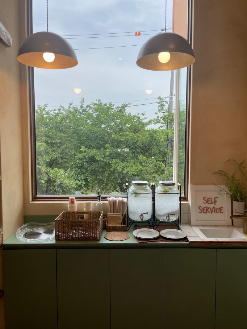 수원 신상 카페 맛집 도나스데이 수원 - 2층 셀프바