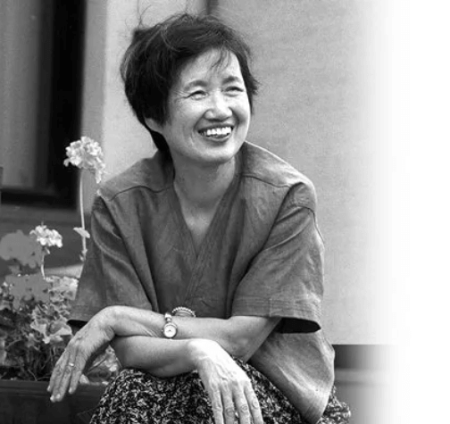 작가-박완서-환하게-웃고-있는-모습