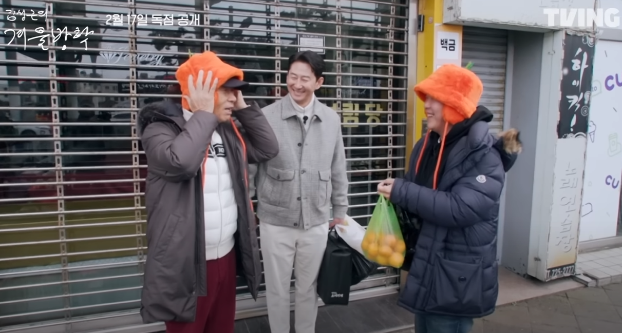 왼쪽부터 김성근 감독님, 박용택 선수, 정근우 선수가 서 있다. 정근우 선수와 김성근 감독님이 오렌지 모자를 같이 쓰며 웃고 있다.