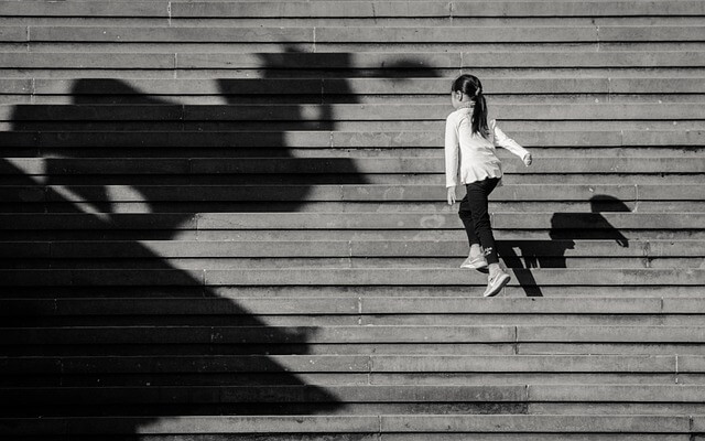 무릎으로 계단 오르기?