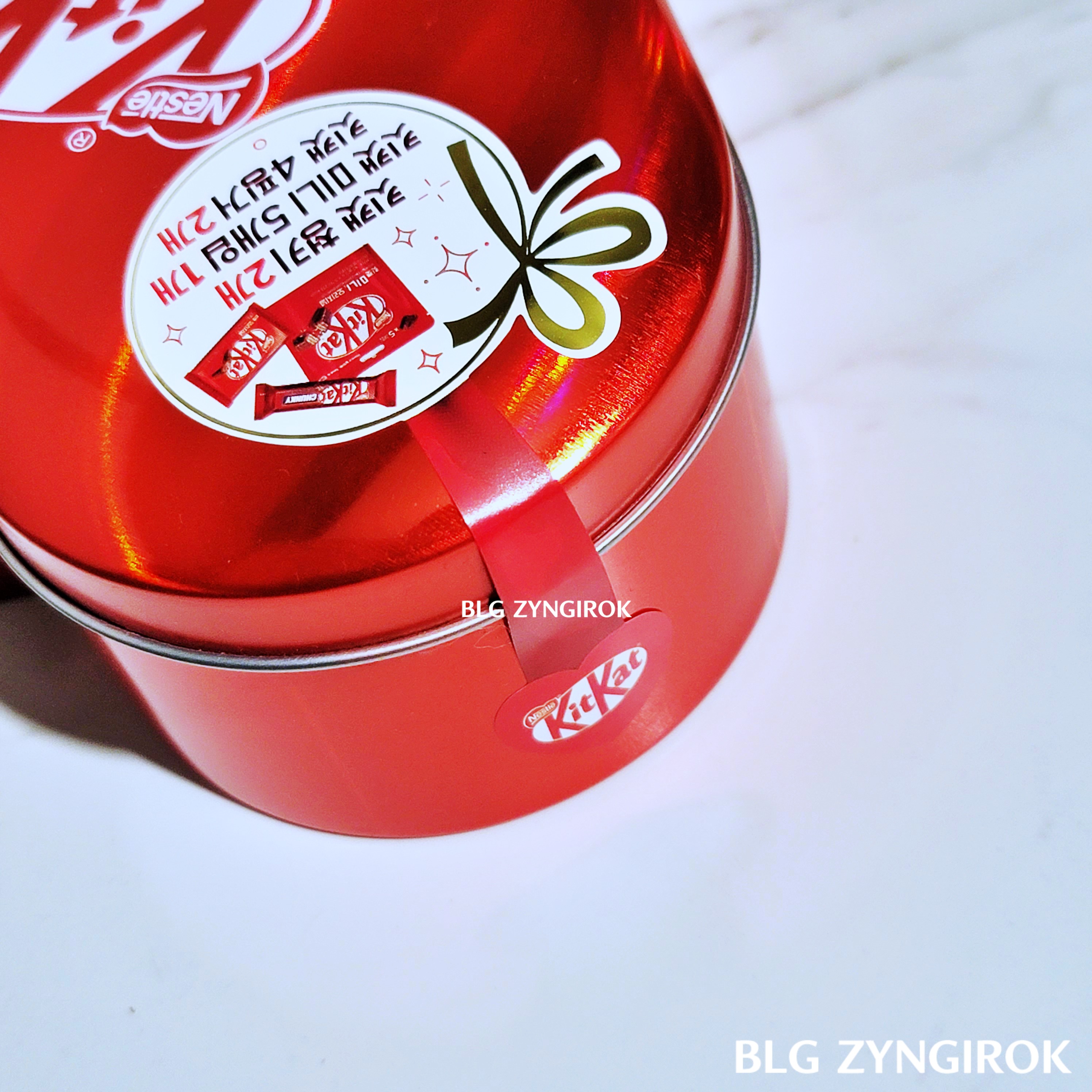 틴케이스가 킷캣 스티커로 씰되어 있는 모습이다.