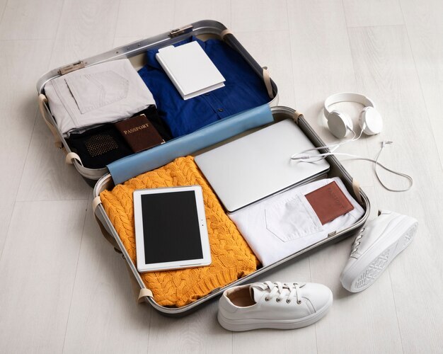 출처 <a href="https://kr.freepik.com/free-photo/suitcase-with-headphones-and-passport-for-travel_27508587.htm#query=%EC%BA%90%EB%A6%AC%EC%96%B4%20%EB%82%B4%EB%B6%80&position=24&from_view=search&track=ais&uuid=9f183cdb-b6d6-4ce4-add0-8f204b3defd5">Freepik</a>