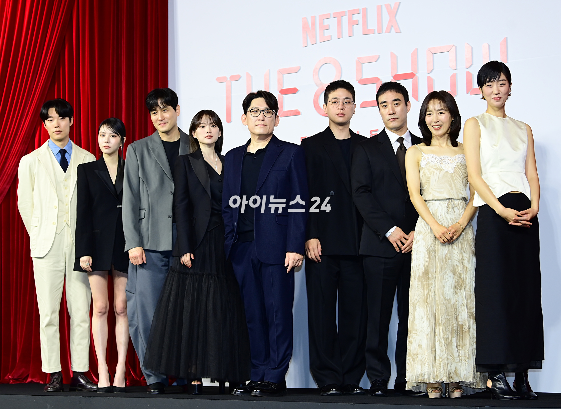 (왼쪽부터) 류준열-이열음-박해준-천우희-한재림 감독-박정민-배성우-문정희-이주영이 10일 오전 서울 중구 앰배서더 서울 풀만 호텔에서 열린 넷플릭스 오리지널 시리즈 '더 에이트 쇼(The 8 Show)' 제작발표회에 참석하고 있다. [사진=정소희 기자]