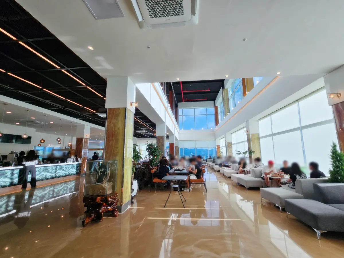 거제도-엄마의바다-카페-2층-풍경-카운터-테이블-쇼파