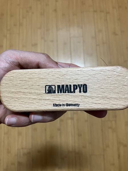 말표 구두솔 손잡이 – 독일 제조(Made in Germany) 표기와 브랜드 로고가 새겨진 우드 핸들