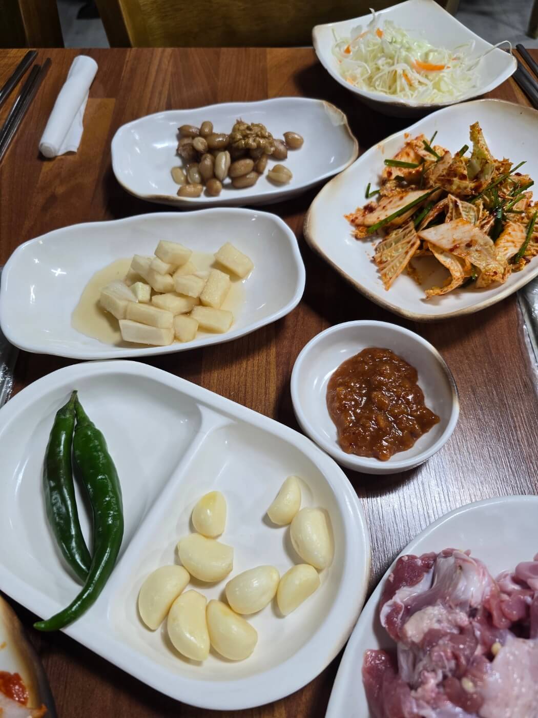 땅콩, 겆거리,절인무, 고추 마늘 등 밑반찬