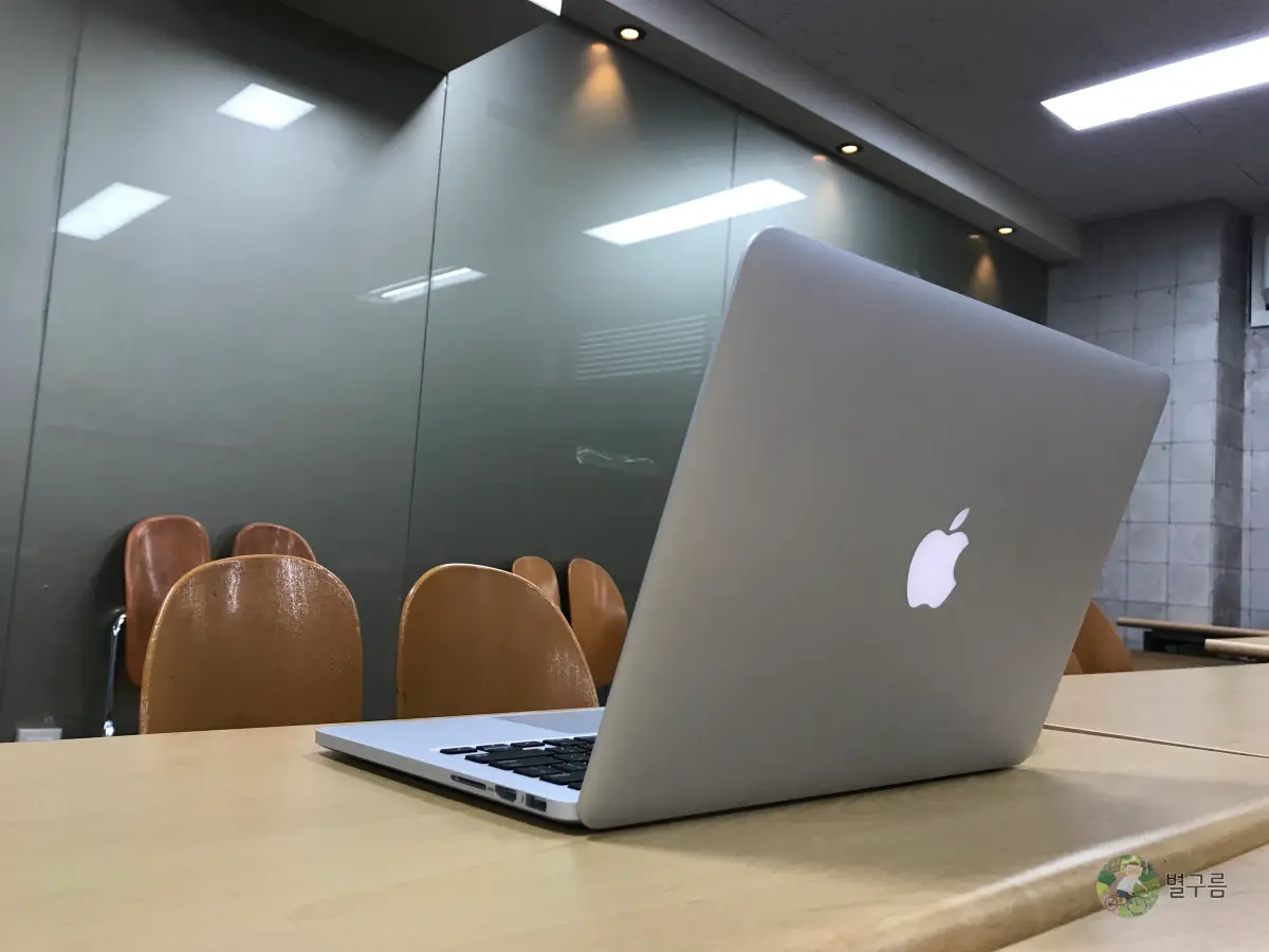 맥북-노트북-책상에-놓여있다