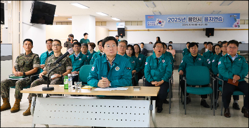 19일 을지연습장에서 이상일 시장이 보고를 받고 있다