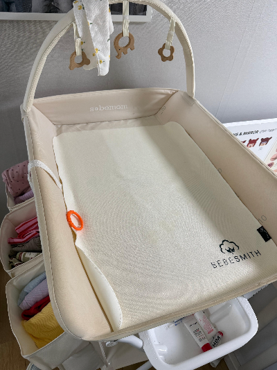 거실에 설치된 소베맘 기저귀 갈이대 3세대 전체 샷