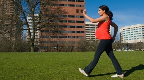 걷기 운동하는 임산부