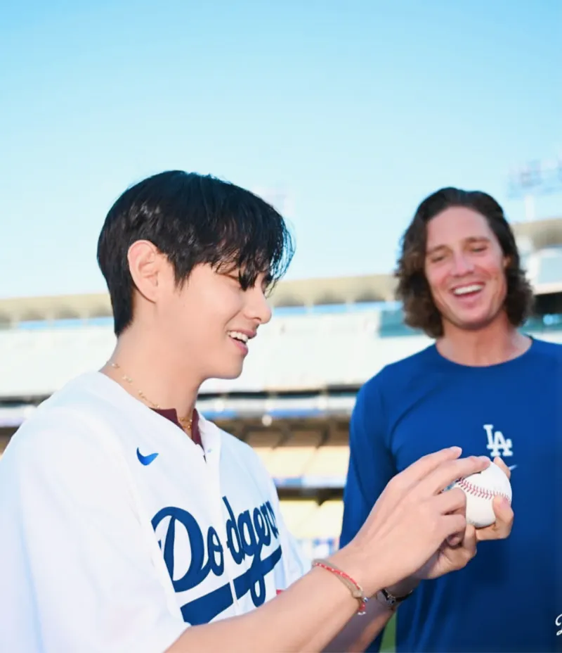 손흥민 시구, 뷔 시구, MLB 시구, 메이저리그 시구, 손흥민 MLB, 뷔 MLB, 다저스타디움 시구, 양키스타디움 시구, MLB 시구 비교, 시구 레전드, MLB 역대 시구, 조지 부시 시구, 버락 오바마 시구, 50센트 시구, 시모네 바일스 시구, 유현진 배지현 시구, K스타 시구, 한류 스타 시구, MLB 팬 서비스, 뷔 손흥민 브로맨스, 뷔 팬 서비스, 손흥민 글로벌 인기, K팝 메이저리그 진출, 메이저리그 한류, MLB 문화 마케팅, 스포츠 퍼포먼스, 한국 연예인 시구, 손흥민 뷔 직캠, 시구 레전드 영상