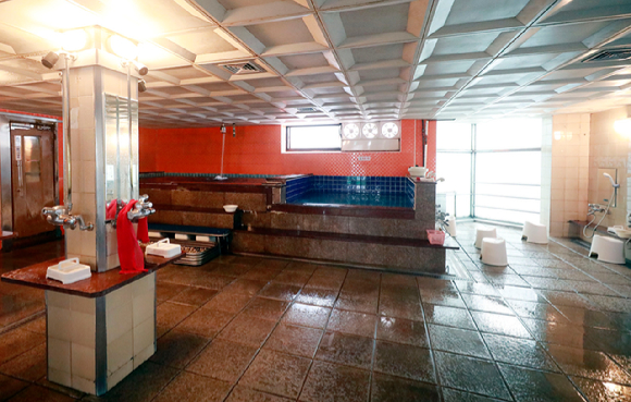 아이와 함께 간 목욕탕에서 등을 밀고 싶어 낑낑대자, 한 아주머니가 등을 밀어줬다는 사연이 전해지면서 감동을 주고 있다. 본 기사와 무관한 이미지. [사진=뉴시스]