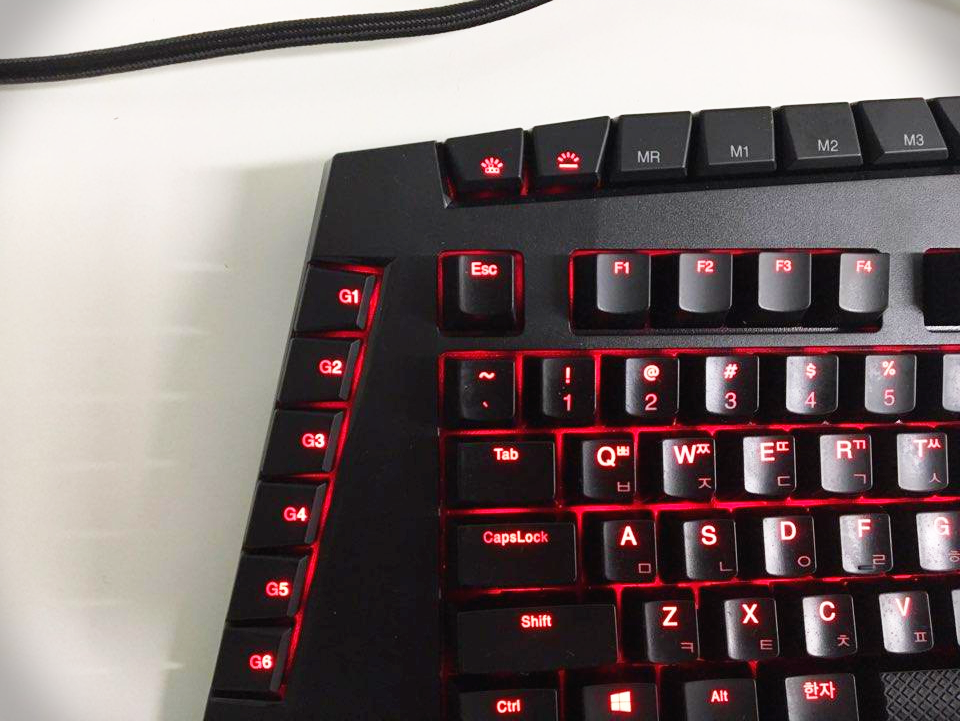 레노버 Y 게이밍 키보드&amp;#44; ASDW 키와 방향키 LED 강조