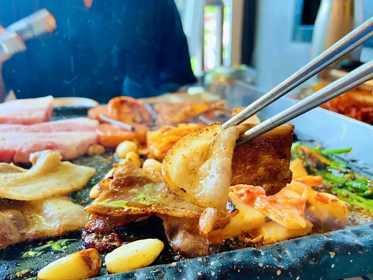 토요일은 밥이좋아 레트로 열풍 냉삼 파채, 콩나물무침, 부추무침, 구워먹는 고사리에 냉동삼겹살 맛있는 식당 연남동 맛집 추천 토밥즈 방송정보