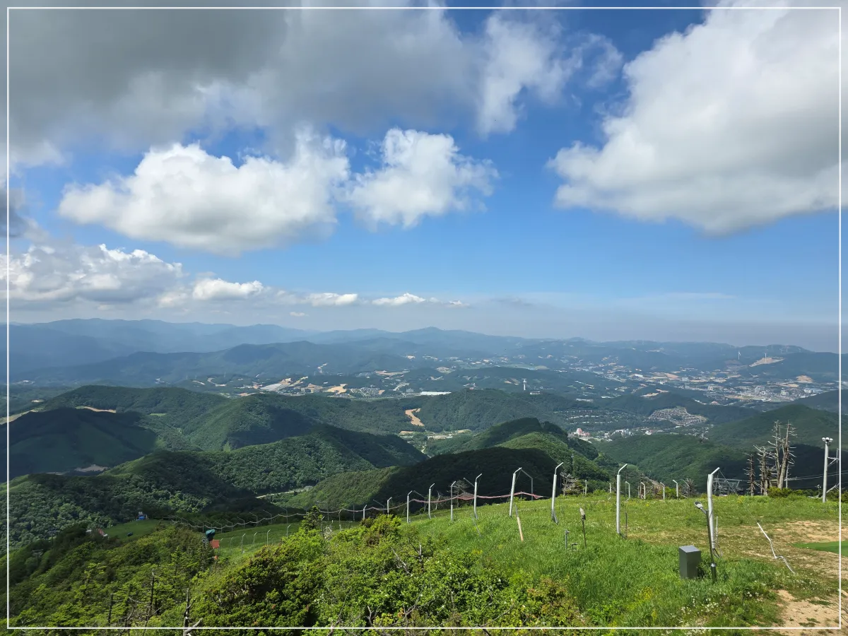 끝없는 산맥_초록빛 산_파란하늘_하얀구름_넓은 시야
