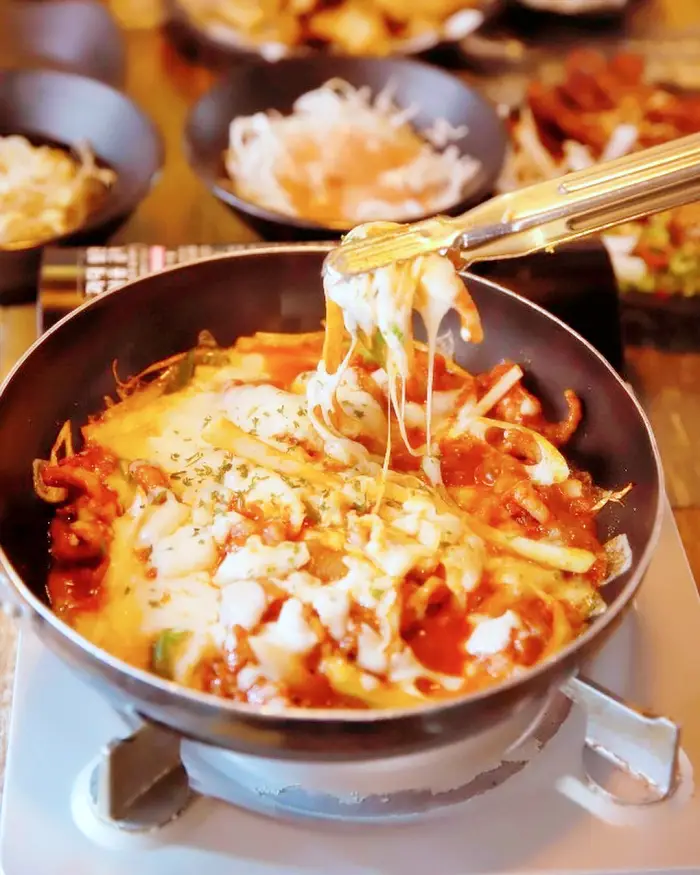 투데이 맛있는 메뉴 맛대맛 조개탕과 함께 즐기는 우삼겹이 들어간 매콤한 짜글이 국물 닭발 맛집 추천 부산 부산대역 부대 맛집
