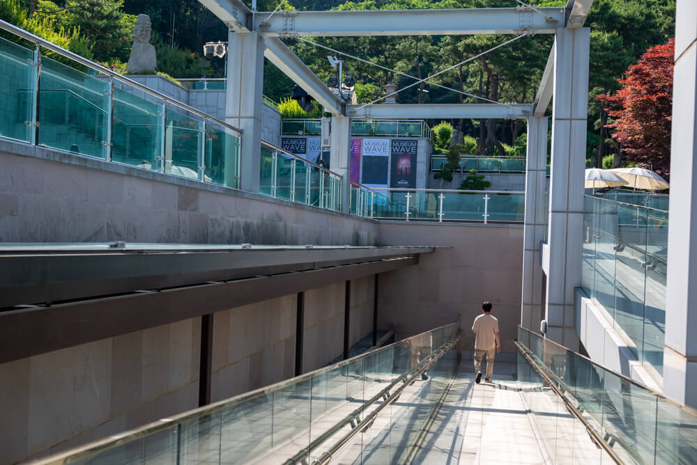 뮤지엄 외부 램프에서 볼 수 있는 미디어 아트 작품 REPETITION’(반복)