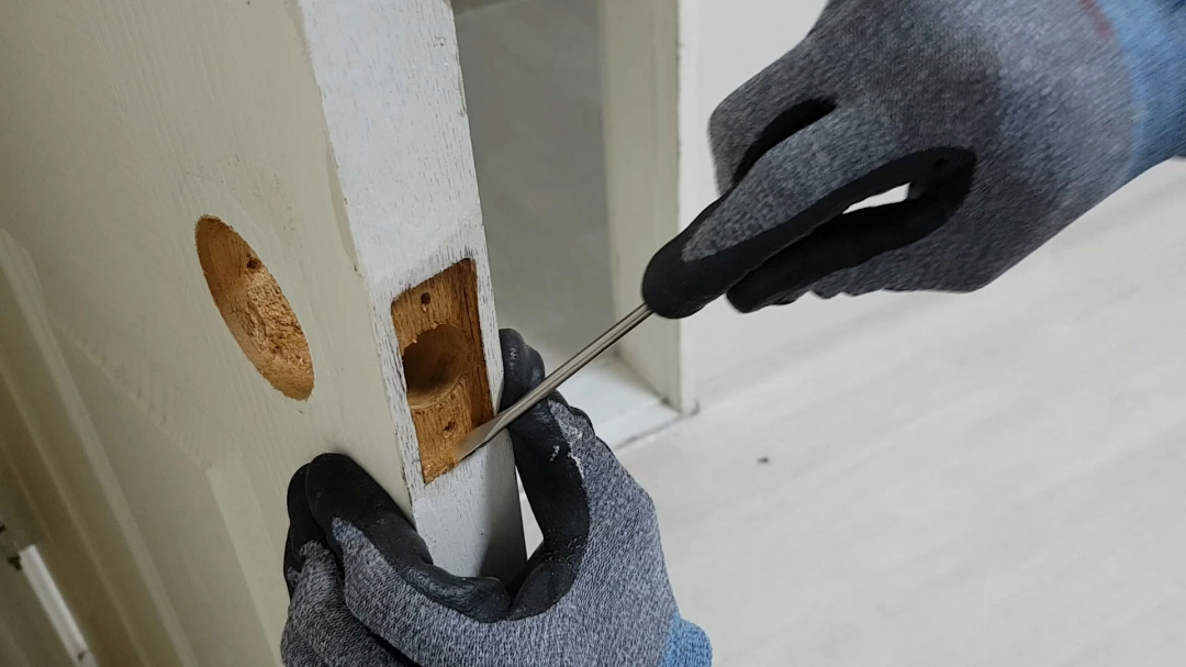 문틀 구멍 넓히는 모습